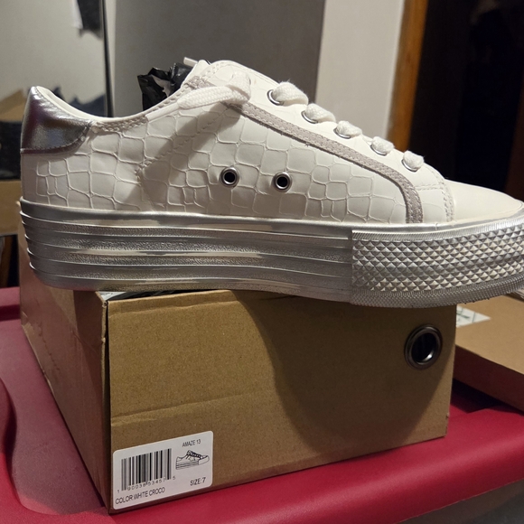 Vintage Havana White and Silver Sneakers with Gold Star - Picture 2 of 5